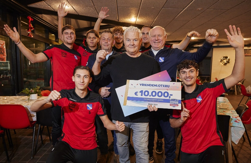 leden van RKSV GDA in Den Haag zijn blij met de cheque van 10000 euro