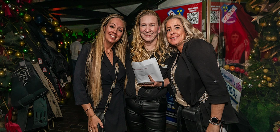 drie vrouwen die poseren